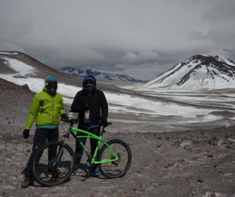 Românii care au traversat Deșertul Atacama și Vulcanul Ojos del Salado pe biciclete: „Suntem obosiți mai mult dela drum decât de la expediție”