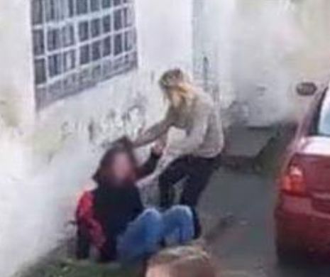 SCENE ŞOCANTE într-o şcoală din România! O elevă a fot BĂTUTĂ cu BESTIALITATE de o colegă | VIDEO ŞOCANT