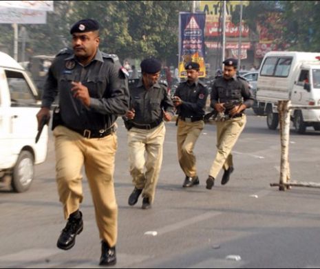 SUTE de POLIȚIȘTI au fost luați OSTATICI în urma unui ATAC TERORIST din Pakistan