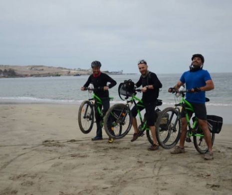 Trei români au traversat Deșertul Atacama și Vulcanul Ojos del Salado pe biciclete Pegas