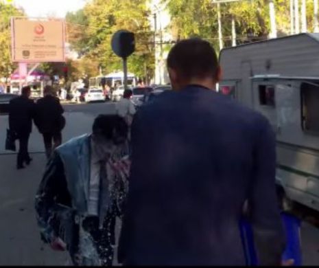 VIDEO | A ARUNCAT o găleată cu lapte peste Ministrul FINANŢELOR, în centrul oraşului! Ce s-a întâmplat cu tânărul LĂUDAT o ţară întreagă, la scurt tiimp după incident