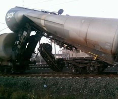 Accident feroviar cu un tren de marfă plin cu motorină. Un vagon s-a îndoit și l-a încălecat pe al doilea