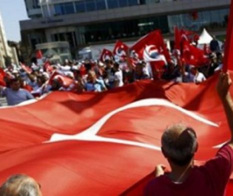 Alți 15.000 de funcționari au fost DEMIŞI  în Turcia, în urma puciului eșuat