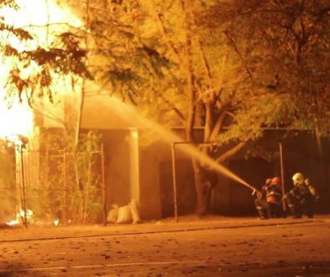 Bărbat MORT după ce o baracă IMPROVIZATĂ de pe un şantier a ars în întregime