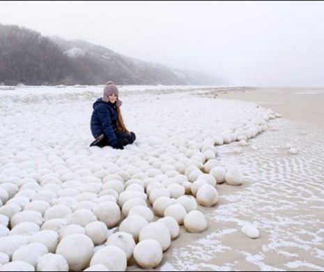 Fenomenele stranii continuă în Siberia. Misterioși bulgări gigantici de zăpadă au apărut cu miile pe plajele din Peninsula Iamal. GALERIE FOTO