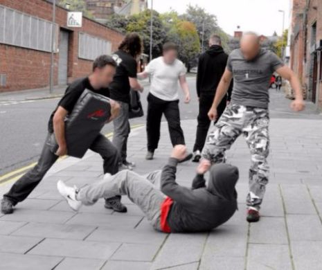 Imagini scandaloase din Centrul Capitalei. Bătaie cu BÂTE, SÂNGE și MAȘINI DISTRUSE în plină stradă VIDEO