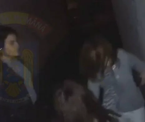 IMAGINI ŞOCANTE! Adolescentă SCUIPATĂ, BĂTUTĂ şi UMILITĂ de alte trei fete în PLINĂ STRADĂ. Ce s-a întâmplat cu tânăra agresată | VIDEO REVOLTĂTOR