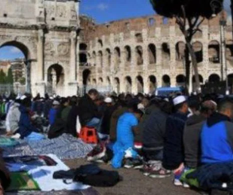 În ce hal a ajuns Roma! Iată cum a ajuns să arate Cetatea Eternă: musulmanii fac rugăciuni în fața Arcului lui Constantin cel Mare, simbol al lumii creștine