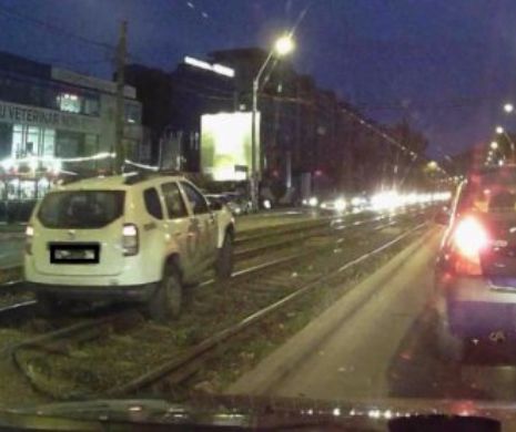 INCREDIBIL! Așa se conduce în România! Mașina unei FIRME DE PAZĂ era să fie DISTRUSĂ pe linia de tramvai| VIDEO