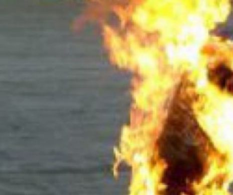 Înfiorător! Bărbat mort după ce şi-a dat foc în faţa Primăriei Runcu din Vâlcea