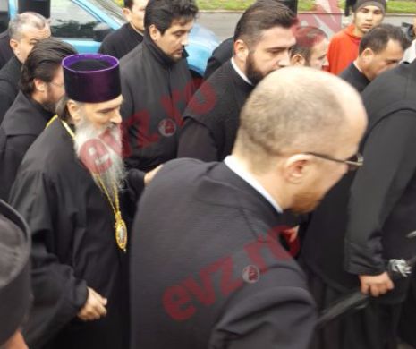 IPS Teodosie, SUSȚINUT de peste 30 de preoți din Arhiepiscopia Tomisului la poliție | FOTO
