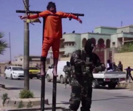 ISIS crucifică civili la Mosul, sub nasul forţelor de elită irakiene. Copii şi bătrâni au fost forţaţi să privească ororile jihadiştilor dezlănţuiţi