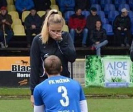 Moment unic pe terenul de fotbal! Un jucator s-a pus in genunchi si-a cerut arbitrul in casatorie! Ce raspuns i-a dat fata