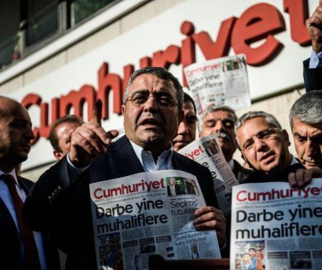 Nouă membri ai conducerii ziarului Cumhuriyet şi jurnalişti, arestaţi preventiv în Turcia