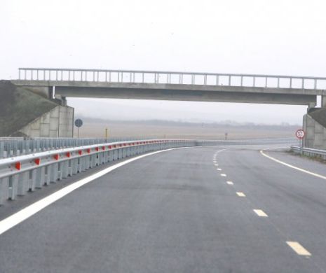 Piloni ai podurilor de pe traseul autostrăzii Piteşti-Sibiu pică în mijlocul unui drum naţional şi într-o albie de râu. Compania de Drumuri vrea să „mute” DN-ul