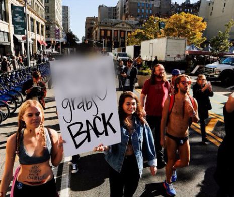 PROSTEST RĂVĂȘITOR al minorităților din SUA! Peste 100 de oameni au mărșăluit DEZBRĂCAȚI pe străzile din Manhattan, au SCANDAT lozinci împotriva lui Trump și și-au scris cu SÂNGE pe piele ”NU ESTE PREȘEDINTELE MEU!” | GALERIE FOTO