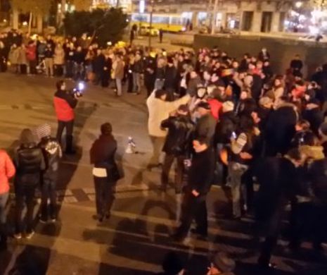 Protest de AMPLOARE la Iași. ZECI DE OAMENI scandează împotriva lui IGOR DODON