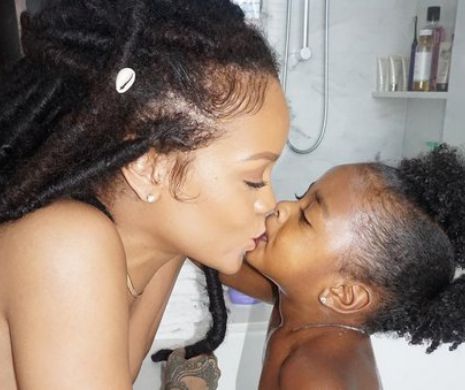 Rihanna s-a pozat goala in baie, alaturi de nepoata ei. Cum au reactionat fanii. Foto complet AICI