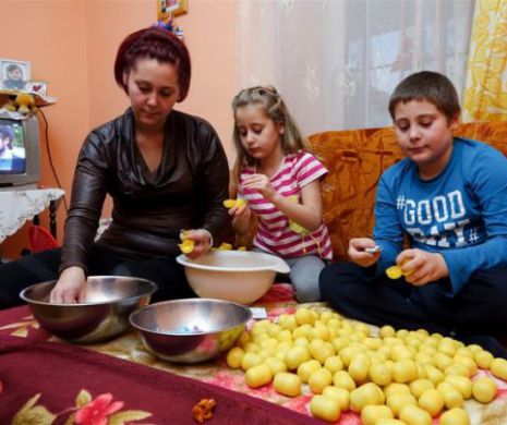 The Sun: Copiii români săraci muncesc pe 22 de penny pe oră pentru a asambla jucăriile din ouăle Kinder
