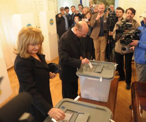 Traian Băsescu a votat Maia Sandu preşedinte în Moldova: " Ne duce pe drumul către Uniunea Europeană"