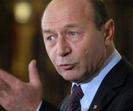 Traian Băsescu, atac dur la adresa premierului Dacian Cioloș: "Când se lasă pozat, zboară la economic, dar când știe că nu-l vede nimeni, zboară cu avion privat"