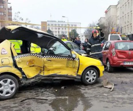TREI RĂNIȚI și 7 mașini avariate într-un ACCIDENT în LANȚ la Constanța