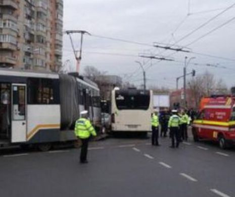 ACCIDENT GRAV într-o importantă intersecţie din Bucureşti, între un TRAMVAI ŞI UN AUTOBUZ. Mai mulţi răniţi după IMPACTUL VIOLENT. Detalii de ultimă oră