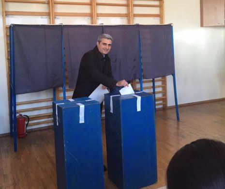 Alegeri parlamentare 2016. Robert Turcescu a votat la Constanţa. Vezi cine l-a însoţit | GALERIE FOTO