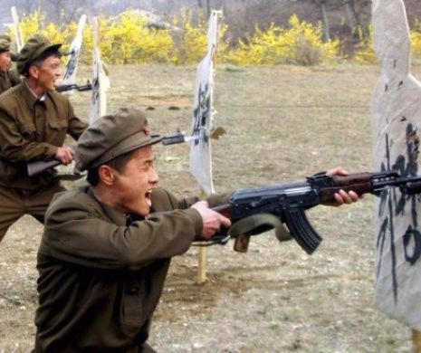 Armata Coreei de Nord a rămas ÎN URMĂ CU ZECI DE ANI. Soldaţii au CASCHETE RĂPĂNOASE, arme vechi de colecţie şi TEHNICĂ VINTAGE, din alte epoci. Cu ei vrea Kim Jong-un SĂ IMPUNĂ TEROAREA ÎN LUME? | Foto