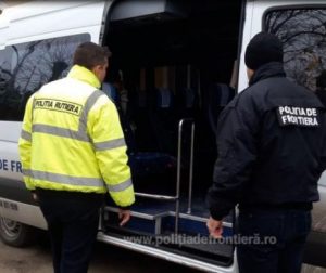 Asaltul migranților irakieni. Zeci de refugiați, cu bebelușii după ei, au ajuns în Timiș