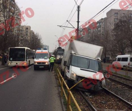 BREAKING NEWS. Un camion a intrat pe LINIA tramvaiului 41. CIRCULAŢIA ESTE BLOCATĂ