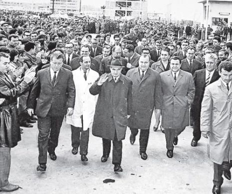 Când Securitatea lui Ceaușescu împărțea haine pe stradă | POVESTEA UNEI FOTOGRAFII