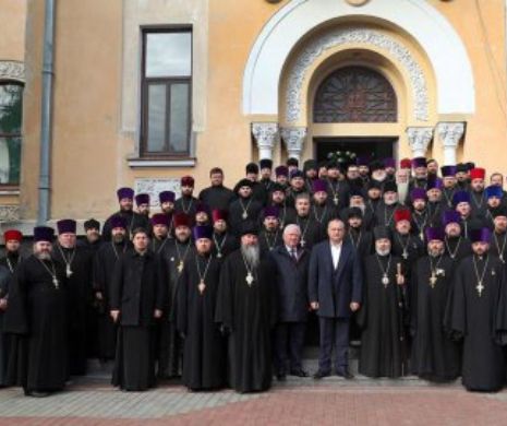 Igor Dodon a făcut BAIE de preoţi: Preşedintele ales, înconjurat de 69 de slujitori ai bisericii