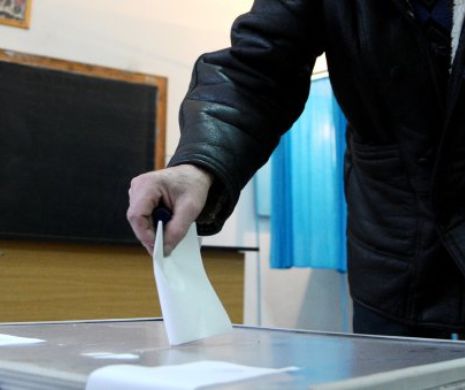 Imagine FABULOASĂ surprinsă la o secție de vot din Buzău. LECȚIA DE VIAȚĂ pe care a oferit-o un CETĂȚEAN. IMAGINEA POATE FI UNICĂ ÎN LUME | FOTO