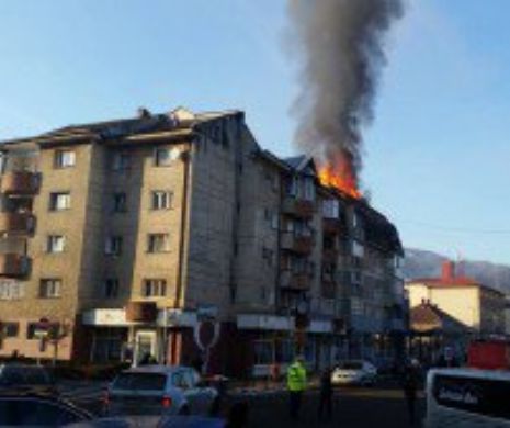 Incendiu la acoperişul unui bloc cu patru etaje din Câmpeni, 18 pompieri intervin