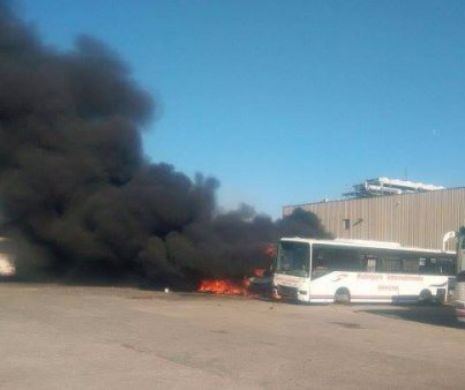 INCENDIU la Autogara Rahova. Un autobuz a luat foc