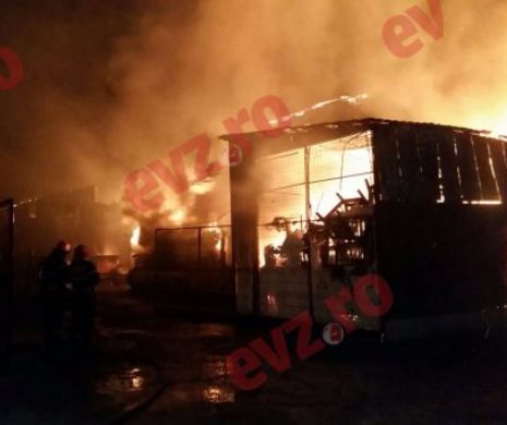 Incendiu VIOLENT lângă Primăria din Agigea. Explozii și flăcări URIAȘE | FOTO