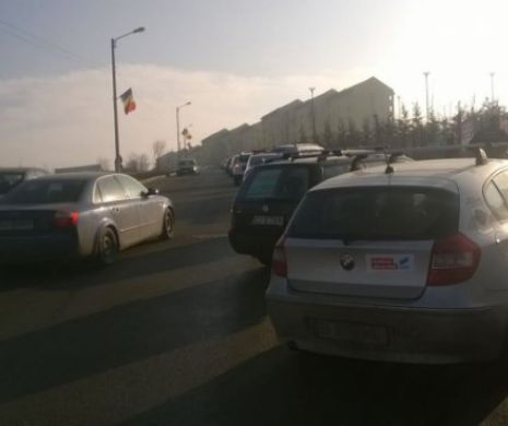 Incident electoral în Florești. O mașină cu însemnele electorale ale unui partid, parcată direct în fața unei secții de votare