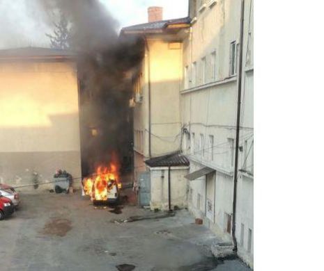 Mașină în flăcări.  Autoturismul a luat foc în curtea unui liceu din Piteşti
