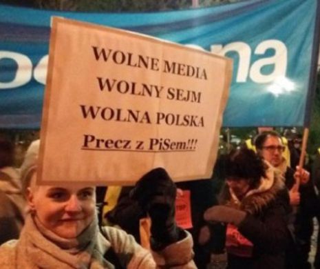 Polonia în stare de CRIZĂ: Proteste masive! Principalii lideri ai țării au fost evacuați cu ajutorul poliției din clădirea Parlamentului. S-a scandat: "Mass-media liberă, Parlament liber, Polonia liberă!”