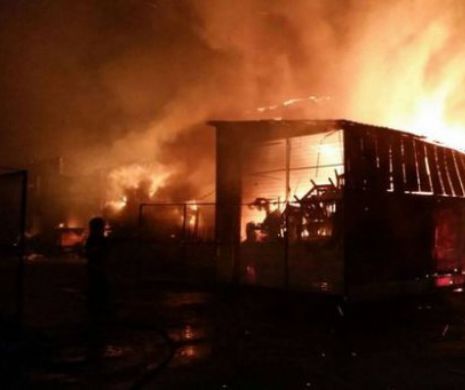 Pompierii au stins după şapte ore incendiul dintr-o hală din Agigea