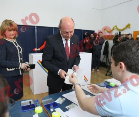 Rezultate alegeri parlamentare 2016. Traian Băsescu, cu soția la vot