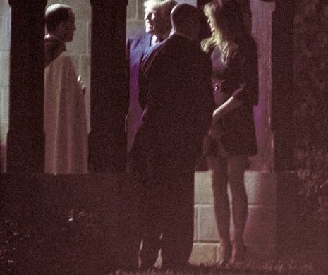 Rochia deochiată pe care a îmbrăcat-o Melania Trump pentru slujba de Crăciun. VIDEO