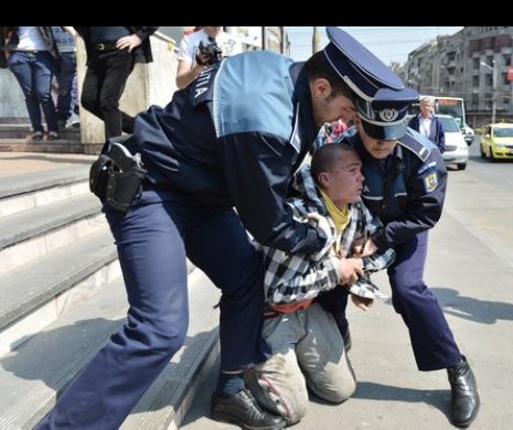 S-a depășit orice limită! Ce au făcut polițiștii unui om al străzii a revoltat toată România și va ajunge la rubrica “No Comment”/ VIDEO