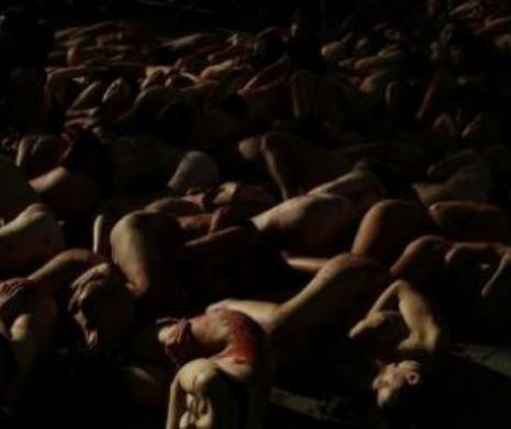 Spania: Manifestanţi GOI şi cu trupurile vopsite în culoarea sângelui, împotriva hainelor de blană