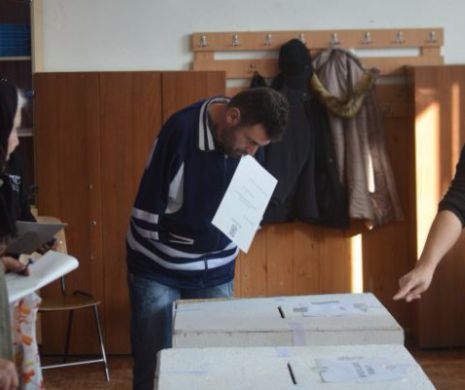 Un bărbat FĂRĂ MÂINI a votat în Buzău. A ținut buletinul ÎN DINȚI și s-a chinuit să semneze. Cu toate astea, NU A VRUT NICIUN AJUTOR