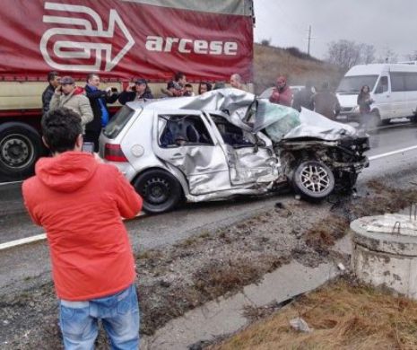 Accident GROAZNIC la Cluj! Acul maşinii a rămas BLOCAT la 150 km/h!