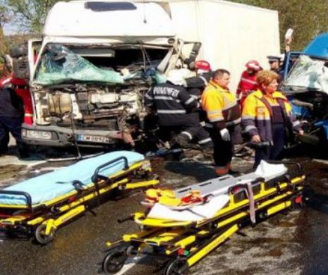 ACCIDENT RUTIER GROAZNIC la început de an. AU MURIT 25 DE OAMENI din cauza impactului violent dintre un MICROBUZ ŞI O AUTOFURGONETĂ. Detalii de ultimă oră