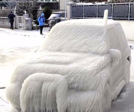 Artă „sculptată” de natură: cele mai spectaculoase fotografii cu mașini înghețate