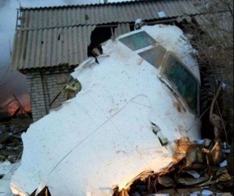 AVION PRĂBUŞIT PESTE UN CARTIER de case. Zeci de morţi în accidentul aviatic DE LÂNGĂ CAPITALĂ. Vremea nefavorabilă A FOST FATALĂ | Foto în articol